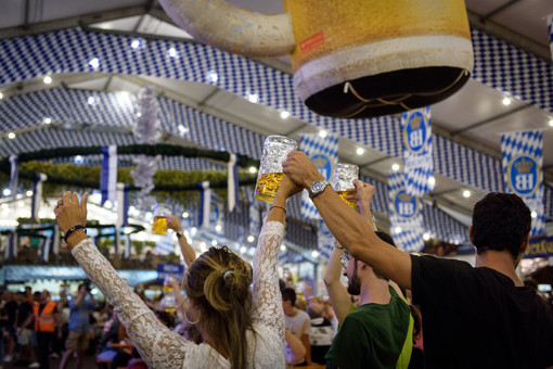 Flash mob con spade laser, artisti circensi, Bruciabaracche, concerti e attività per le famiglie nell'ultima settimana dell'Oktoberfest