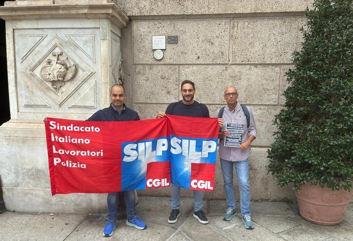 Carenza di organico nella Polizia di Stato: anche da Genova la protesta per far scorrere la graduatoria dei Vice Ispettori Carenza di organico nella Polizia di Stato: anche da Genova la protesta per far scorrere la graduatoria dei Vice Ispettori