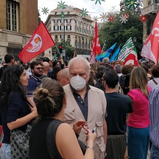 Scuola, insegnanti e studenti in piazza: &quot;Chiediamo sicurezza e rispetto del lavoro&quot; (Foto e Video)