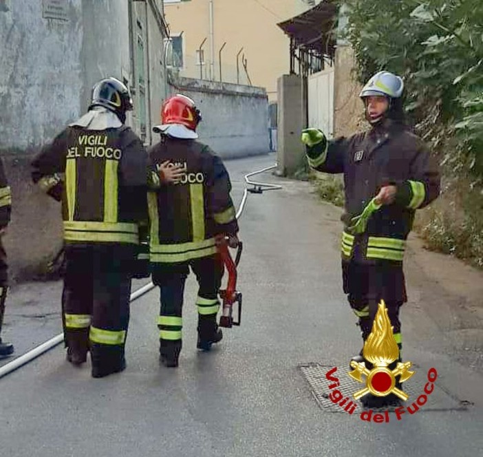 Bombola di acetilene abbandonata: intervento dei pompieri