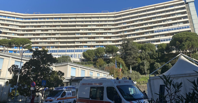 Tragedia a Voltri, operaio di 57 anni muore travolto da un pannello metallico