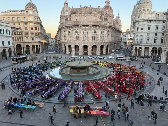 La sindaca Silvia Salis alla Colorata Cena a de Ferrari: "Uno spettacolo incredibile"