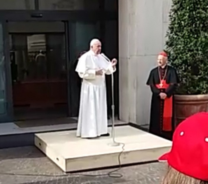 Papa Francesco ai cresimandi di Genova: "Buon soggiorno a Roma" Papa Francesco ai cresimandi di Genova: "Buon soggiorno a Roma"