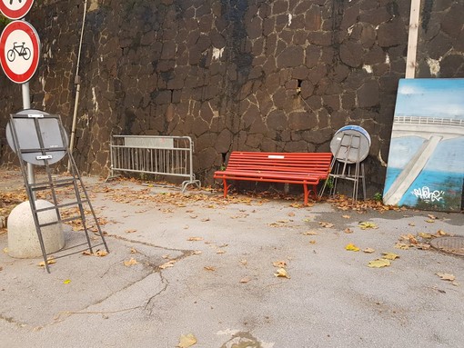 Panchina rossa in Via Fillak: "Sola e abbandonata come le donne che subiscono violenza"