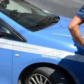 Danno fuoco ad una vettura danneggiando un palazzo. Due arrestati