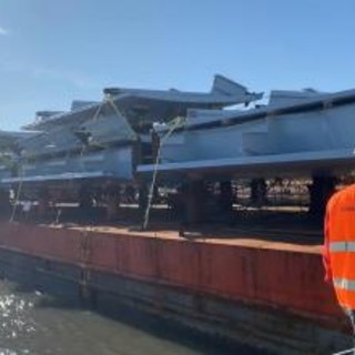 Ponte per Genova: l'arrivo in porto di nuovi pezzi del viadotto (VIDEO)
