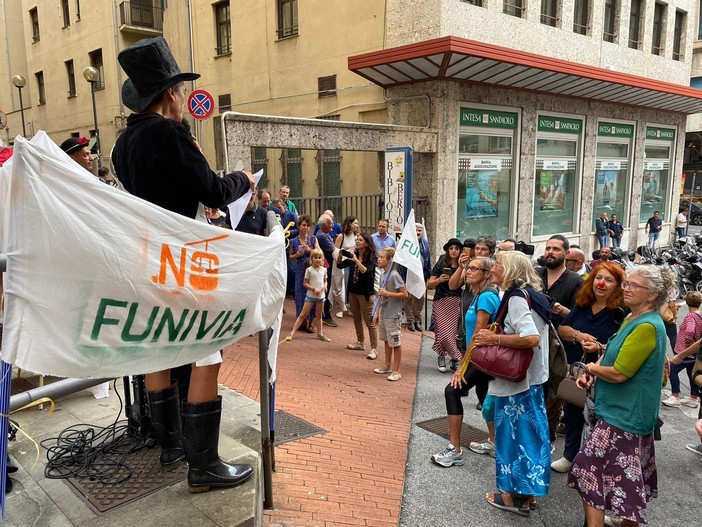 Nasi rossi e giocolieri contro la funivia: "Assemblea aperta solo a 90 persone, una presa in giro" (Foto e Video)