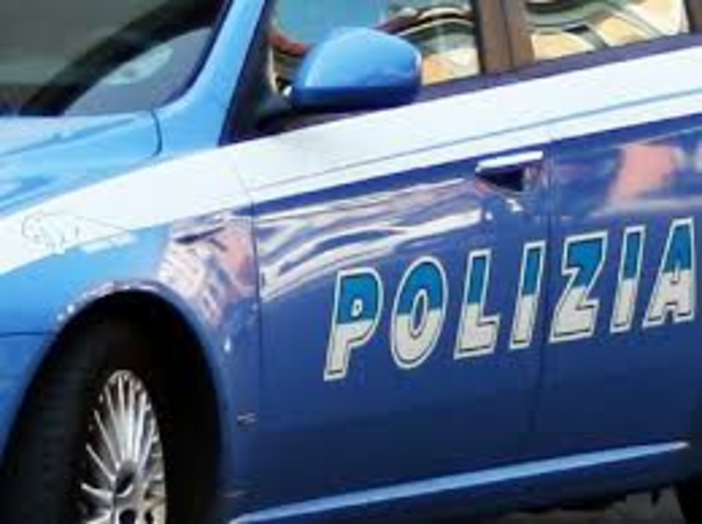 Rompe vetrine e danneggia la stazione con un tombino: nigeriano denunciato