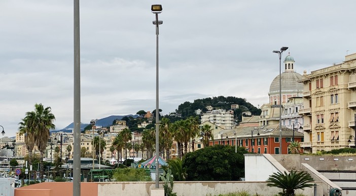 Insegne spente e vetrine al buio per mezz’ora: i commercianti del Ponente lanciano l’allarme