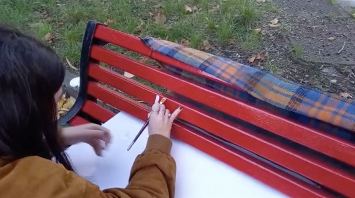 A Multedo festa intorno alla panchina rossa con bambine e bambini della scuola elementare