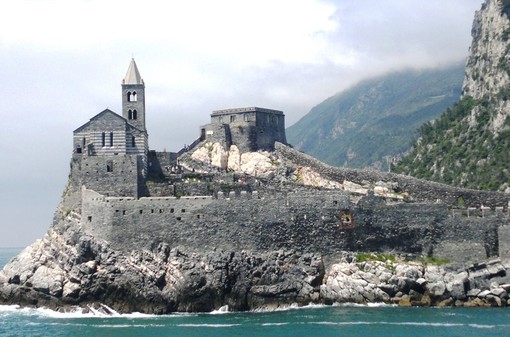 Una veduta di Porto Venere, chiesa di San Pietro