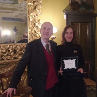 Chiavari, la prof.ssa Silvia Romani riceve il Premium Classicum Clavarense Chiavari, la prof.ssa Silvia Romani riceve il Premium Classicum Clavarense