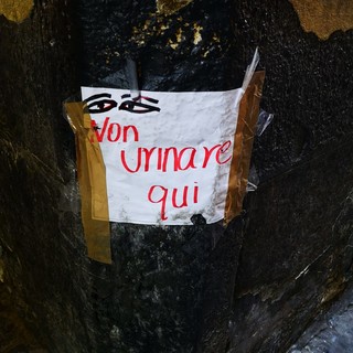 Centro storico: compare cartello &quot;Non urinare qui&quot;. Così gli abitanti contrastano i &quot;vespasiani&quot; a cielo aperto