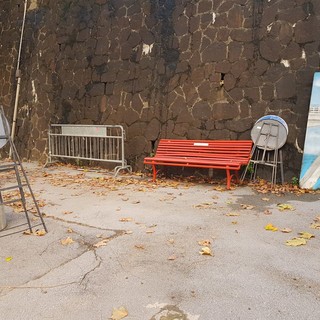 Panchina rossa in Via Fillak: "Sola e abbandonata come le donne che subiscono violenza" Panchina rossa in Via Fillak: "Sola e abbandonata come le donne che subiscono violenza"