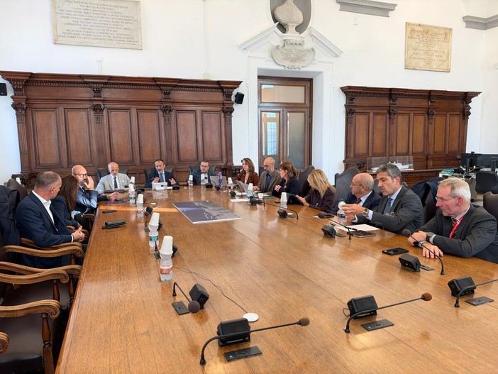 Porto di Genova, vertice su cantieristica e depositi a Multedo: "Flessibilità e tutela del lavoro" Porto di Genova, vertice su cantieristica e depositi a Multedo: "Flessibilità e tutela del lavoro"