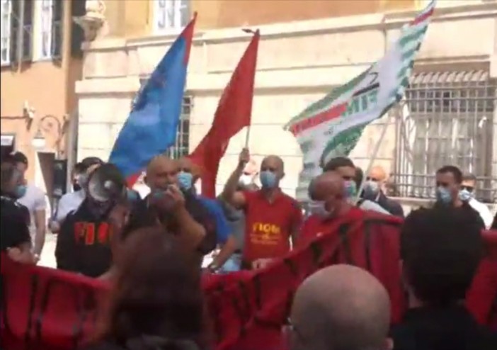 Arcelor Mittal: la protesta dei lavoratori davanti alla Prefettura (VIDEO) Arcelor Mittal: la protesta dei lavoratori davanti alla Prefettura (VIDEO)