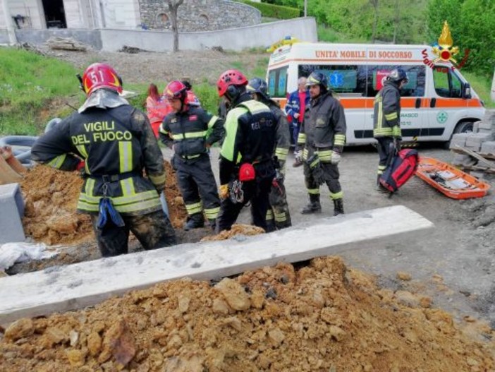 Chiavari: frana la terra, operaio sepolto e liberato dai pompieri