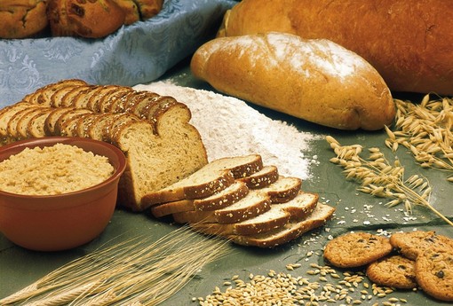 Grano, glutine e intolleranze: come mangiare sano senza gonfiare