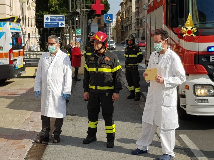 La consegna all'ospedale Scassi La consegna all'ospedale Scassi