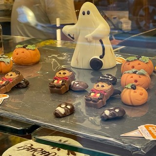 Se il dolcetto… mette paura. Halloween in vetrina tra castagne di cioccolato e zucche da riempire
