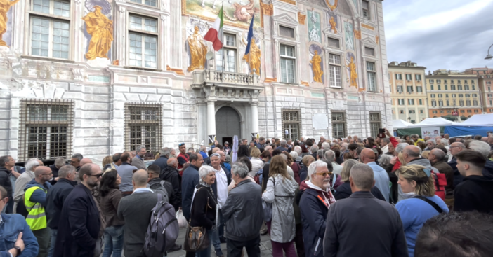 Depositi chimici, presidio sotto Palazzo San Giorgio: “Un trasferimento che non ha senso” (Video e Diretta)