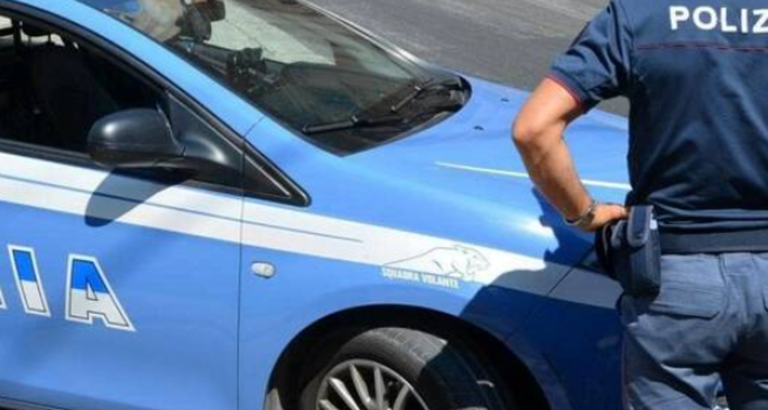 Danno fuoco ad una vettura danneggiando un palazzo. Due arrestati