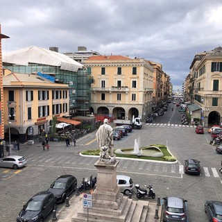 Chiavari, restauro lampioni storici e nuova illuminazione a led in piazza Matteotti