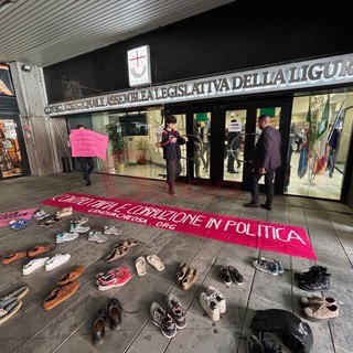 Fuori dal consiglio regionale settantaquattro paia di scarpe e una scritta: “La corruzione fa sparire le persone comuni”