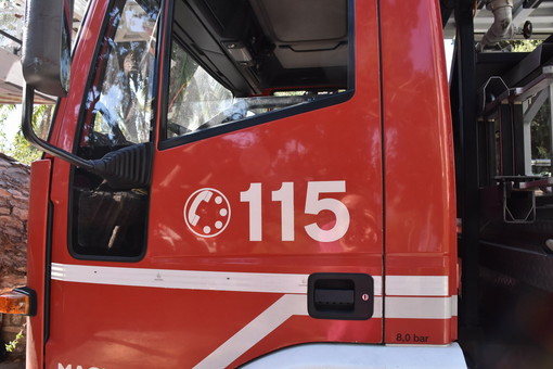 Chiavari, incendio all’alba di un’auto in sosta: evacuata una palazzina