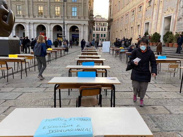 "Il Covid ha evidenziato ancora di più le carenze strutturali della scuola": studenti e banchi in piazza per protesta "Il Covid ha evidenziato ancora di più le carenze strutturali della scuola": studenti e banchi in piazza per protesta