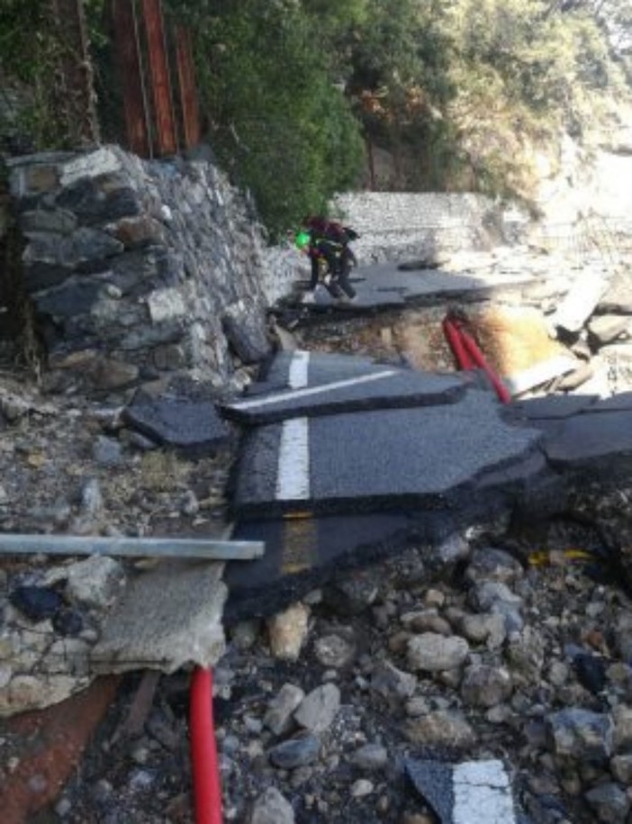 Portofino isolata: in azione Soccorso Alpino e tanti volontari Portofino isolata: in azione Soccorso Alpino e tanti volontari