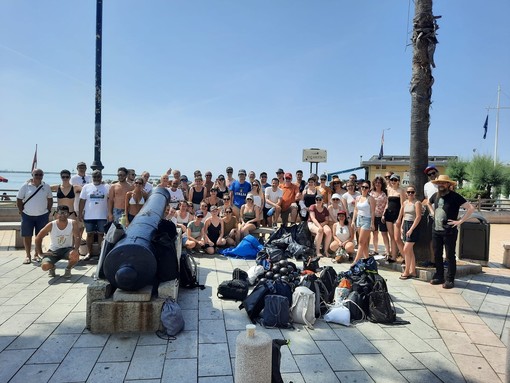 Pegli, anche un gruppo di ricercatori svizzeri impegnati a pulire la spiaggia