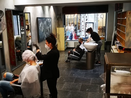 Acconciatori ed estetisti, indagine di Cna: "Servono investimenti e formazione per contrastare le difficoltà esplose negli ultimi due anni" Acconciatori ed estetisti, indagine di Cna: "Servono investimenti e formazione per contrastare le difficoltà esplose negli ultimi due anni"