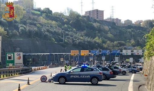 Autostrade, incidente al bivio tra A26 e A7, auto si scontra contro due camion, morto 72enne