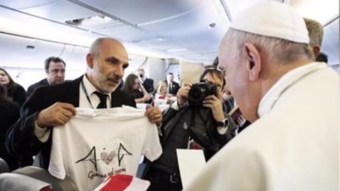 Ponte Morandi: Papa Francesco riceve la maglietta di &quot;Genova nel cuore&quot;