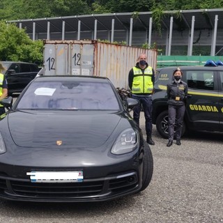 Contrabbando di auto, Agenzia delle Dogane e Finanza sequestrano Porsche Panamera (FOTO)
