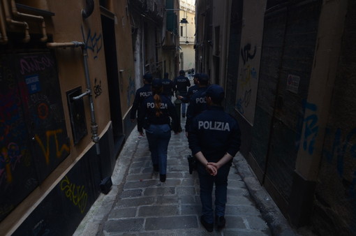 Spaccio nei caruggi, doppio arresto della Polizia di Stato: nei guai due giovani fratelli