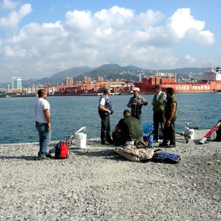 Pra’, pesca sportiva nuovamente vietata sulla Diga foranea