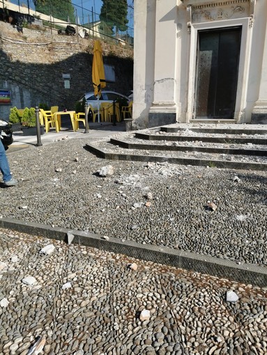 Terremoto, alcuni danni a Pieve Ligure: calcinacci sul piazzale della chiesa Terremoto, alcuni danni a Pieve Ligure: calcinacci sul piazzale della chiesa