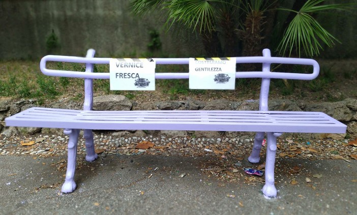La panchina dipinta di lilla indica la gentilezza. La prima a Genova sarà inaugurata a Villa Scassi