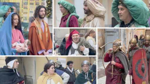 I figuranti del presepe itinerante invadono le vie del centro (Video) I figuranti del presepe itinerante invadono le vie del centro (Video)