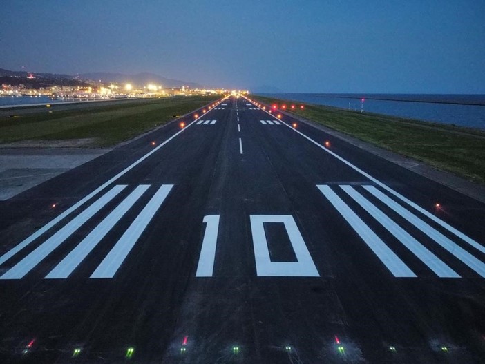 Conclusi i lavori all'Aeroporto di Genova, inaugura la pista un volo con famiglie ucraine (Video)
