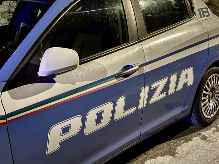 Rubano in un supermercato e scappano tra i binari: tre giovani fermati, traffico ferroviario bloccato