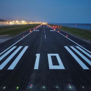 Conclusi i lavori all'Aeroporto di Genova, inaugura la pista un volo con famiglie ucraine (Video) Conclusi i lavori all'Aeroporto di Genova, inaugura la pista un volo con famiglie ucraine (Video)