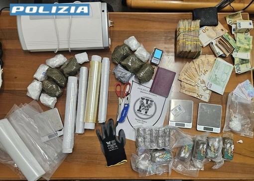 Maxi blitz antidroga della polizia tra Pegli e Marassi: sequestrati oltre 2 chili di cocaina, hashish e 45mila euro