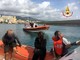 Imbarcazione incagliata a Pegli, capitaneria e vigili del fuoco soccorrono tre persone
