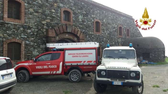 Masone: i vigili del fuoco installano un nuovo ponte radio per la Valle Stura Masone: i vigili del fuoco installano un nuovo ponte radio per la Valle Stura