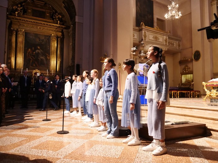 Il Piccolo Coro dell'Antoniano vestito dall'azienda lavagnese 'Magil' Il Piccolo Coro dell'Antoniano vestito dall'azienda lavagnese 'Magil'