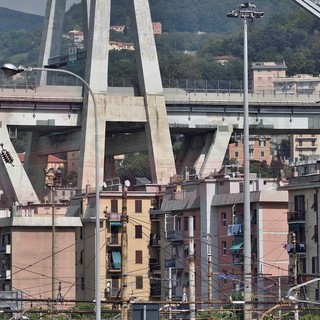 Ponte Morandi: in corso assemblaggio delle torri che mettono in sicurezza il moncone est