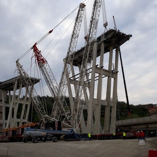 Ponte Morandi: a terra la seconda porzione della pila 5